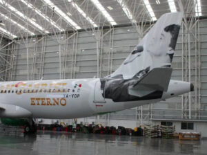 Juan Gabriel “despega” de nuevo: Viva presenta un segundo avión con su imagen y la leyenda “Eterno”