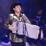 Alfredo Olivas conmueve al detener su concierto en Pachuca: el “misterioso regalo” que era un tesoro de Juan Gabriel