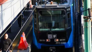 Suspenden parcialmente servicio del Tren Ligero en Ciudad de México por caída de poste eléctrico