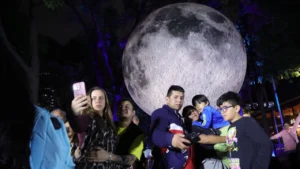 Inauguran festival FILUX ‘Solo la Luz, Primavera’ con réplica gigante de la Luna en Reforma