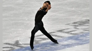 Donovan Carrillo suma 79.65 puntos en programa corto del Mundial de Patinaje en Praga