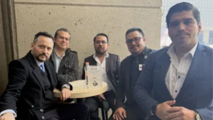 México cae en ranking de felicidad mientras surgen polémicas por lactancia y aborto