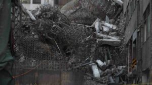 Colapsa edificio en demolición en San Antonio Abad; tres trabajadores pierden la vida