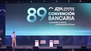 Urge Banxico acelerar digitalización de pagos y revisar medidas antilavado en México