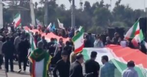 Trump lanza ultimátum a Irán mientras EE.UU. ataca isla petrolera y ciudadanos forman cadenas humanas