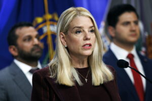 Trump destituye a Pam Bondi como fiscal general y nombra a Todd Blanche como interino