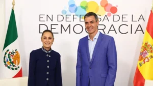 Sheinbaum participa en Cumbre de Democracia en Barcelona y acuerda reactivar diálogo con España
