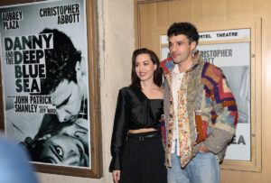 Aubrey Plaza espera su primer hijo; Freida McFadden revela su identidad y Tokischa enfrenta demanda