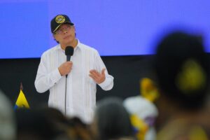 Petro arremete contra Ocampo y califica de ‘estúpida’ su confianza en el exministro tras alza de tasas