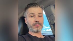 Renuncia director interino del ICE en medio de muertes bajo custodia