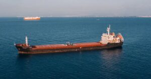 Trump anuncia operación en Ormuz; Irán niega avances y amenaza con contraataque