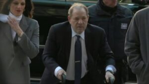 Inicia alegatos en nuevo juicio contra Harvey Weinstein por violación en Nueva York