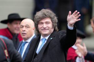 Milei y Caputo presentan datos económicos positivos y confían en ganar las elecciones de 2027
