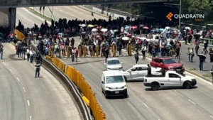 CNTE bloquea Circuito Interior en protesta por agresiones en Oaxaca y demanda abrogación de ley del ISSSTE