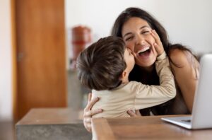 Mamá y profesionista. La reinvención que impulsa el éxito.