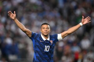 Francia vence 3-0 a Irak en partido suspendido por tormenta con doblete de Mbappé