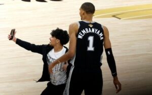 NBA veta de por vida a aficionado y acompañante por invadir cancha para selfie con Wembanyama