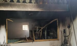Incendian casa presuntamente de líder de trabajadores de playa detenido en Acapulco