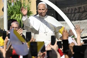 León XIV visita la tumba de San Agustín en Pavía y llama a ser constructores de paz