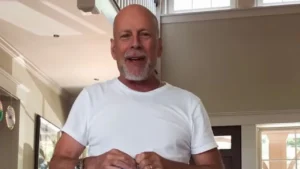 Bruce Willis reaparece en video por cumpleaños de su esposa Emma Heming