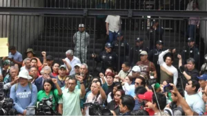Inicia mesa de diálogo entre CNTE y Gobierno Federal tras disturbios