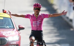 Richard Carapaz gana la etapa 18 del Tour de Francia; UAE enfrenta problemas de salud