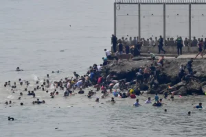 España moviliza al Ejército en Ceuta y cierra la frontera con Melilla ante la crisis migratoria