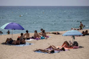 Expertos explican por qué la playa cansa aunque se esté quieto: el cuerpo trabaja para regular la temperatura