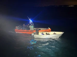 Guardia Costera de EU intercepta a nueve migrantes en panga frente a San Diego