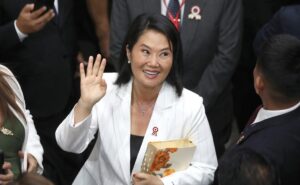 Keiko Fujimori asume la presidencia de Perú con el desafío de gobernar un país fracturado