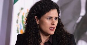 Luisa Alcalde niega lista negra de periodistas y atribuye señalamientos al ecosistema digital