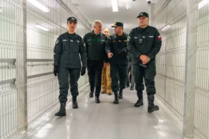Gobierno de Kast traslada a 295 reos en operativo con similitudes al modelo de Bukele