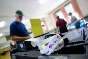 Jueza federal bloquea parte de orden ejecutiva de Trump sobre voto por correo