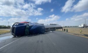 Accidente entre tráiler y pipa moviliza a Protección Civil en Ciénega de Flores